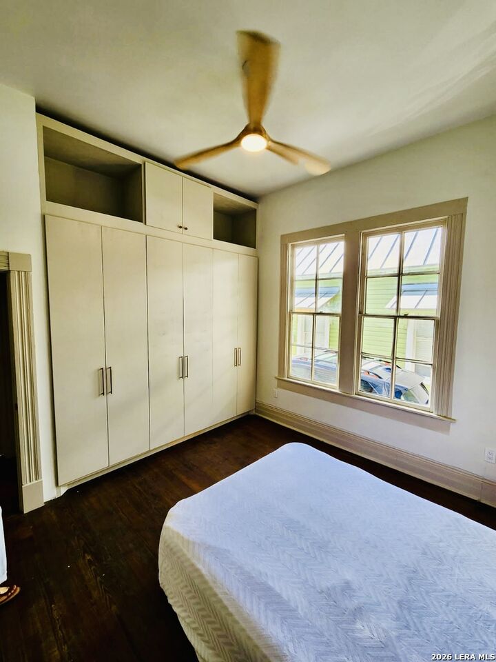 Property Photo: 824 N Pine St TX 78202