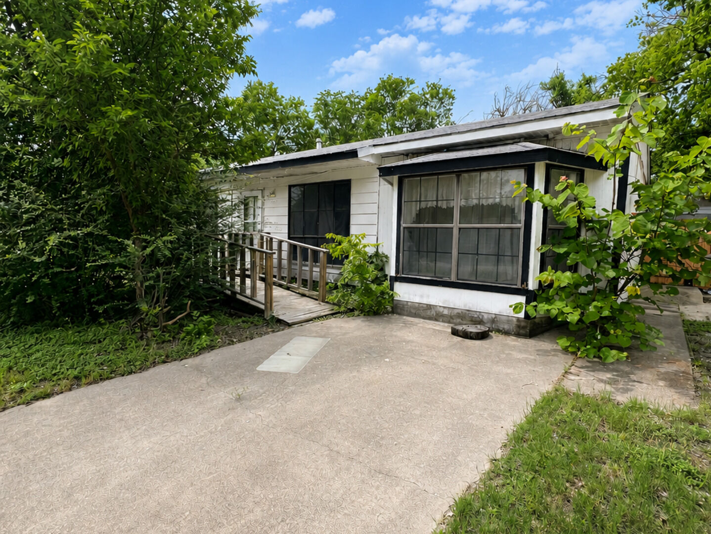 Property Photo: 114 E Stacie Rd TX 76548