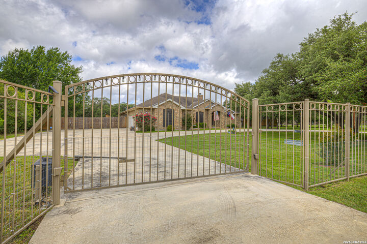 Property Photo: 8472 Rolling Acres Trl TX 78015