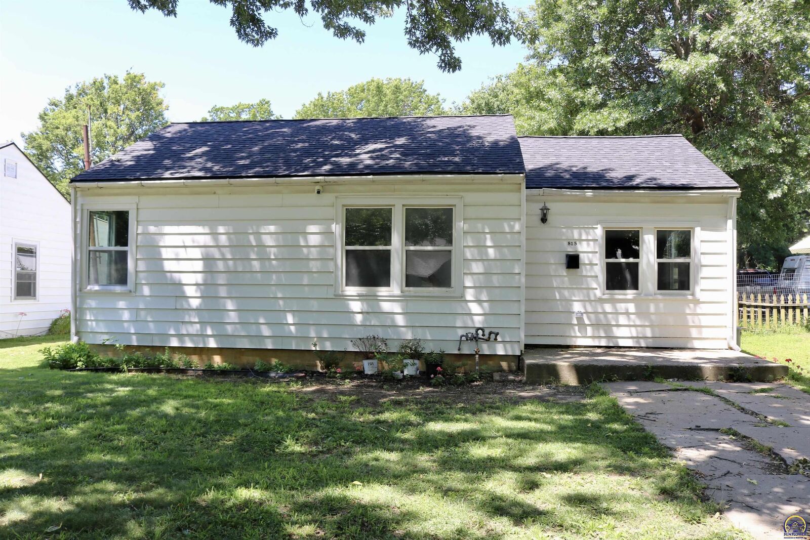 Property Photo:  815 SW Parkview St  KS 66606 