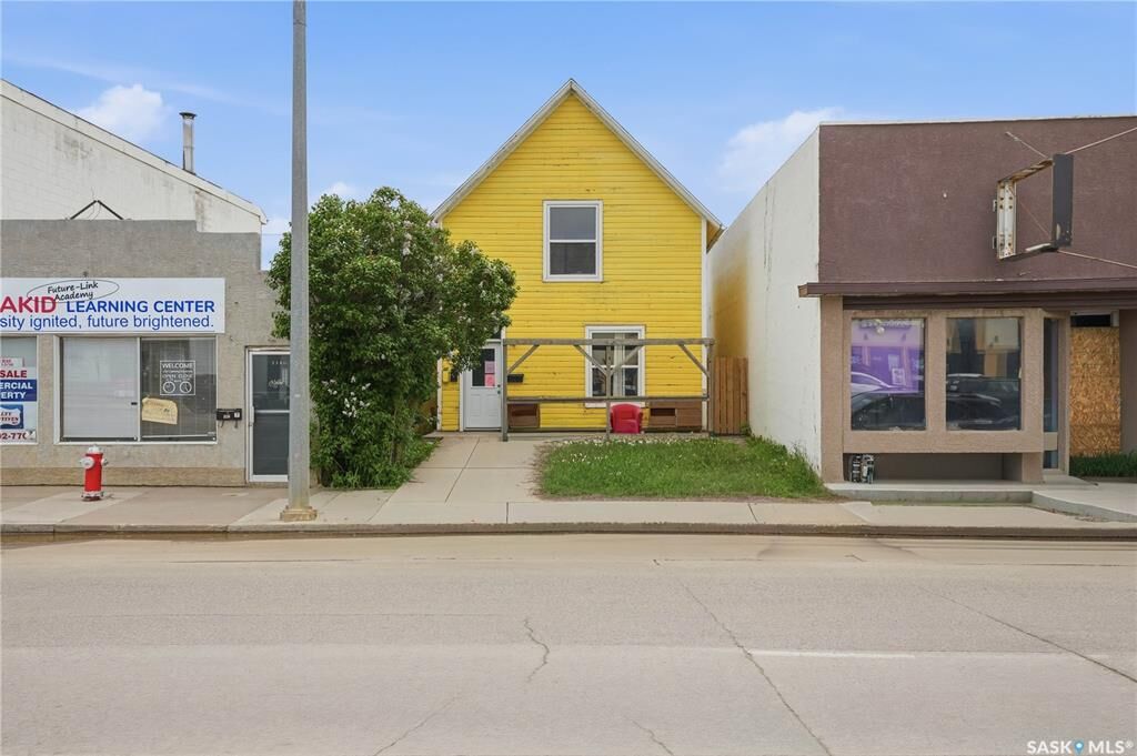 Property Photo:  241 High Street W  SK S6H 1S7 