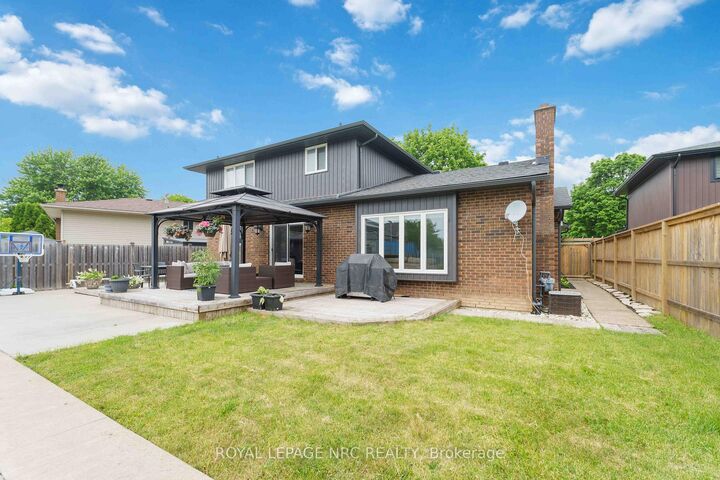 Property Photo: 9 Woodgarden Court ON L2M 7C9