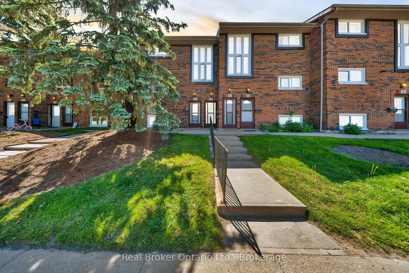 Property Photo: 49 Rhonda Road 90 ON N1H 7A4
