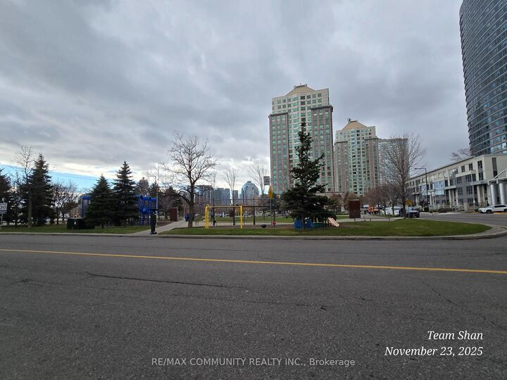 Property Photo:  1 Lee Centere Drive Ph302  ON M1H 3J2 