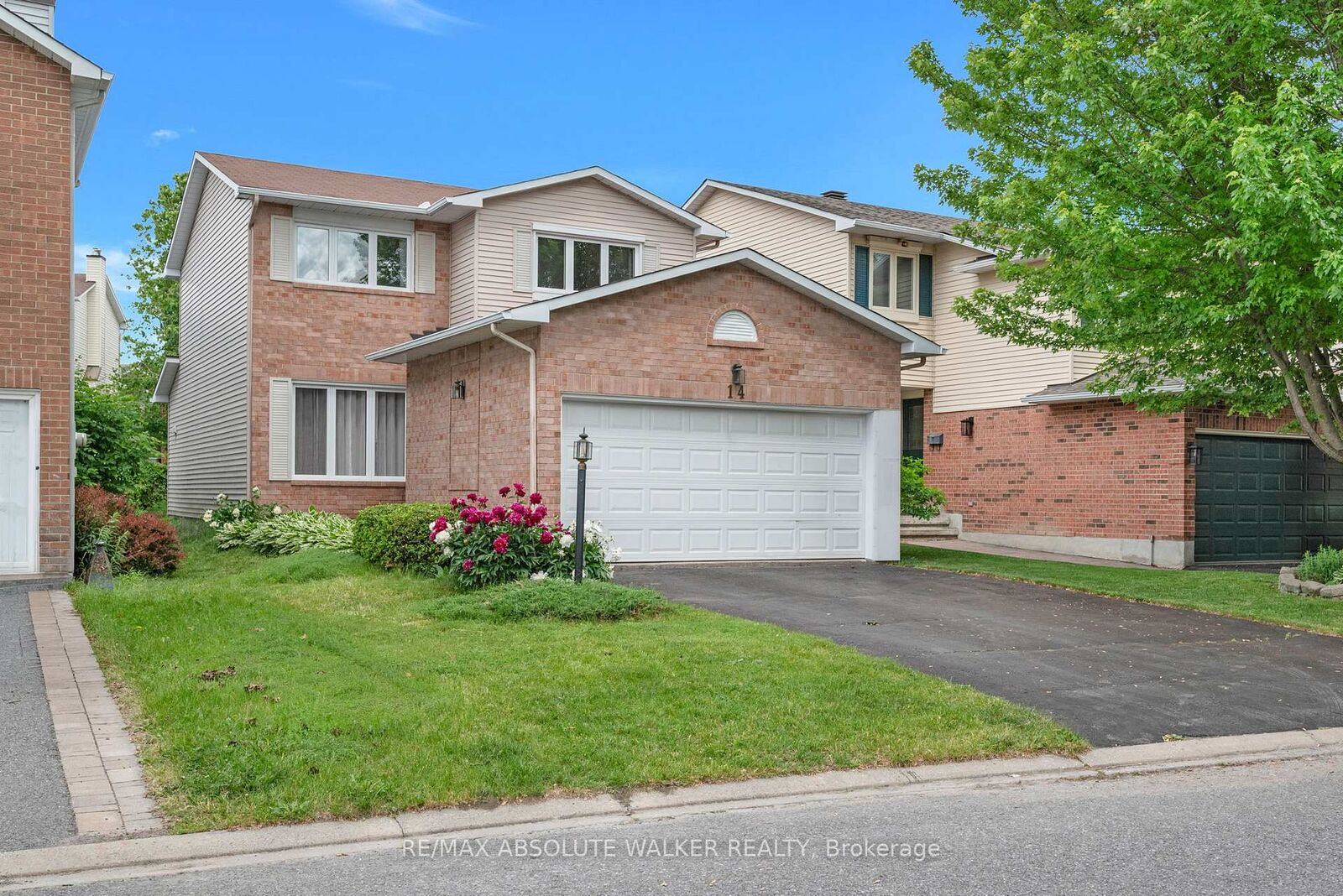 Property Photo:  14 Inwood Drive  ON K2M 1Z5 