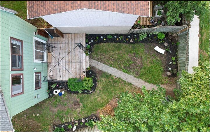 Property Photo: 8 Horseshoe Court ON L6S 1S1