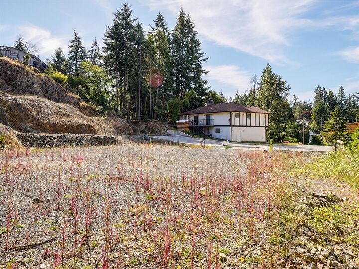 Property Photo: 2175 Yucca Pl BC V9B 6C4