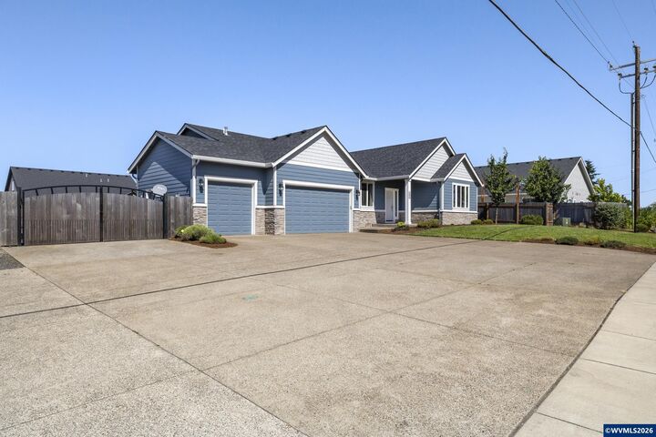 Property Photo: 405 NE Berry St OR 97385