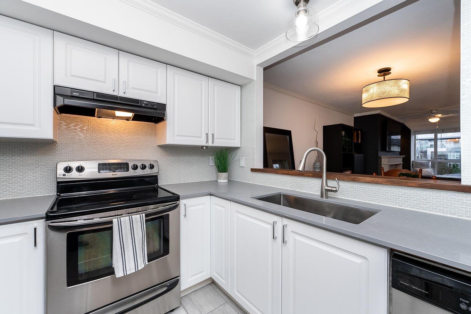 Property Photo:  2340 Hawthorne Avenue 305  BC V3C 1W9 