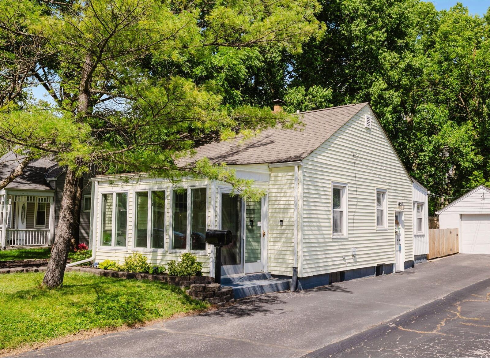 Property Photo:  812 S Chesterfield Road  OH 43209 