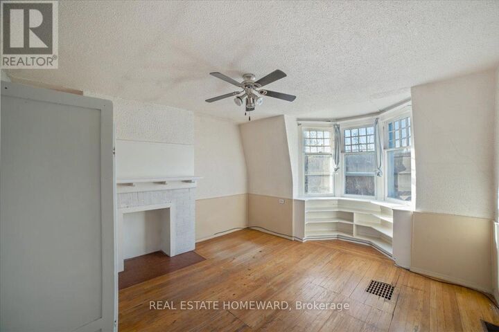 Property Photo: 697 Dupont Street 2nd Flr ON M6G 1Z5