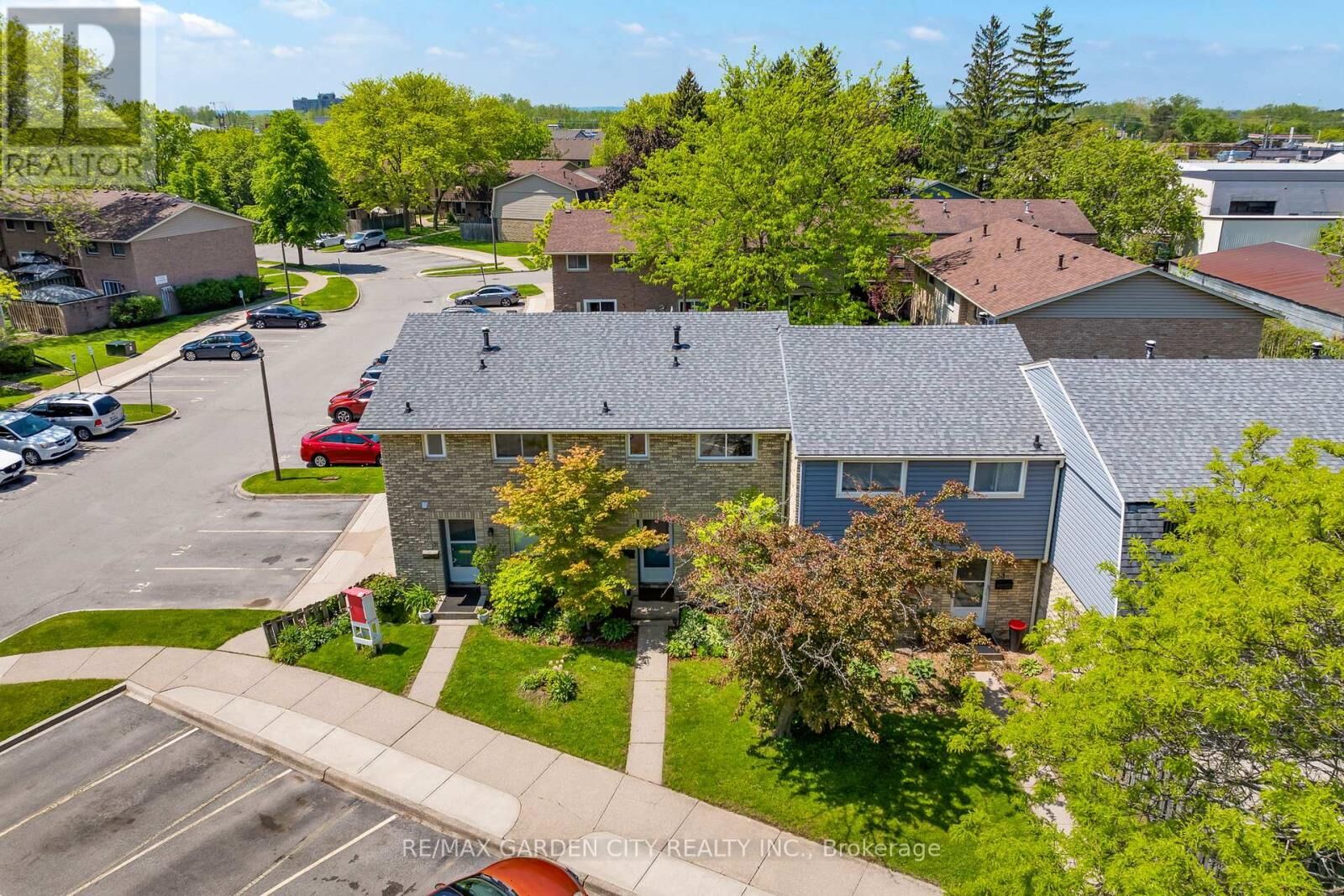 Property Photo: 75 Ventura Drive 32 ON L2R 7J7