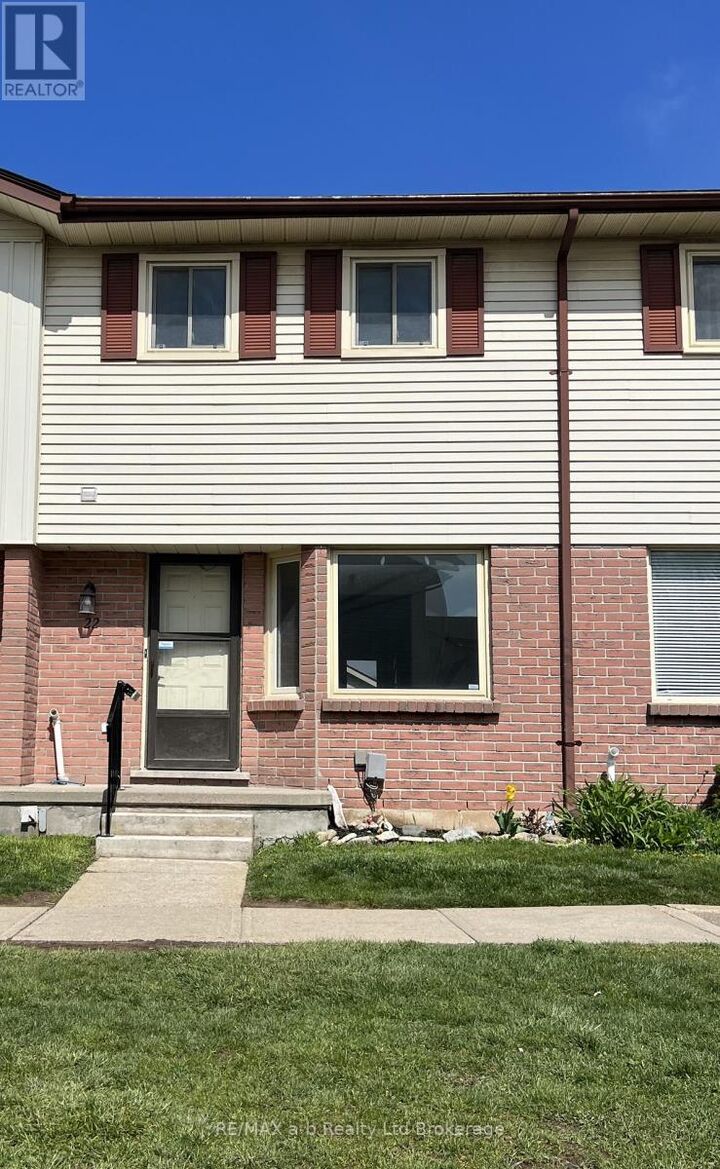 Property Photo: 1115 Nellis Street 22 ON N4T 1P6
