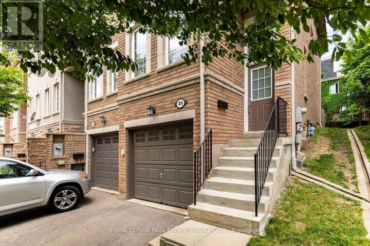 Property Photo: 435 Hensall Circle 49 ON L5A 4P1