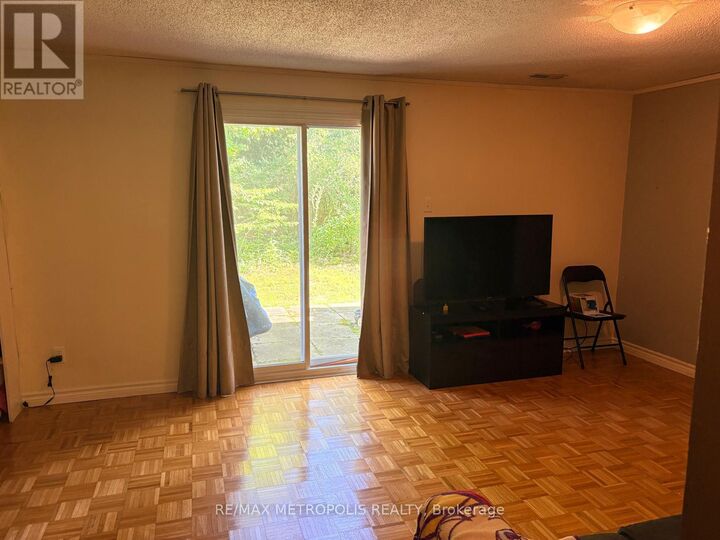 Property Photo:  30 Clarendon Crescent 21  ON N6C 5Y1 