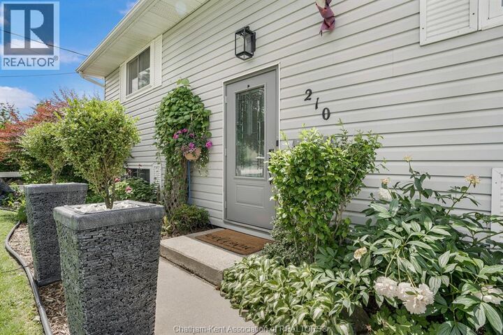 Property Photo:  210 Chatham Street North  ON N0P 1A0 