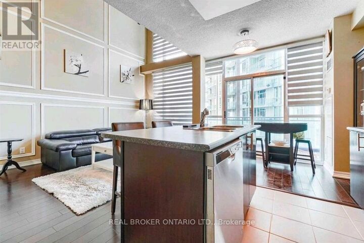 Property Photo: 223 Webb Drive 2101 ON L5B 0E8
