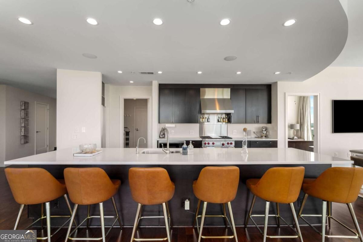 Property Photo:  3325 Piedmont Road NE 2006  GA 30305 