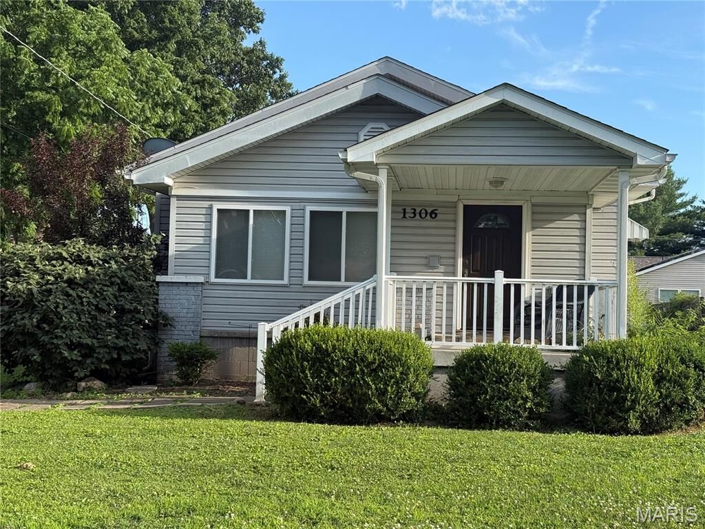 Property Photo:  1306 Main Street  IL 62087 