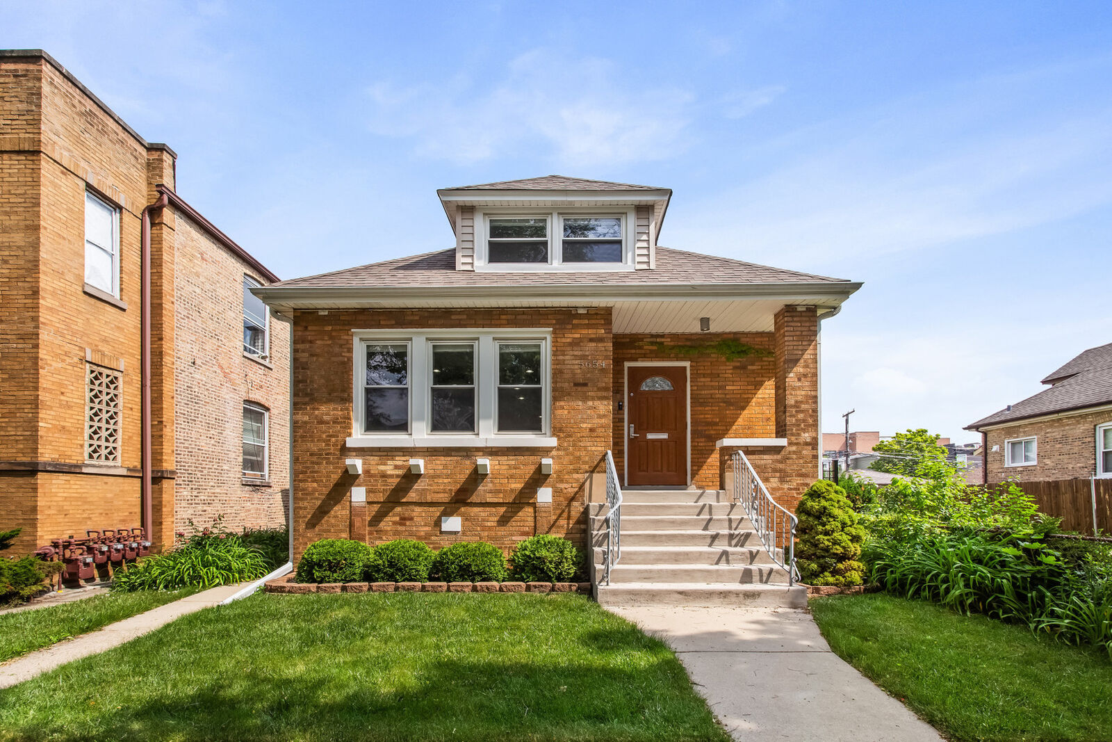 Property Photo:  5654 W Cornelia Avenue  IL 60634 