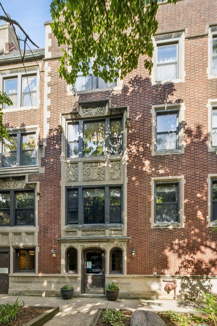 Property Photo: 6829 N Lakewood Avenue 1 IL 60626