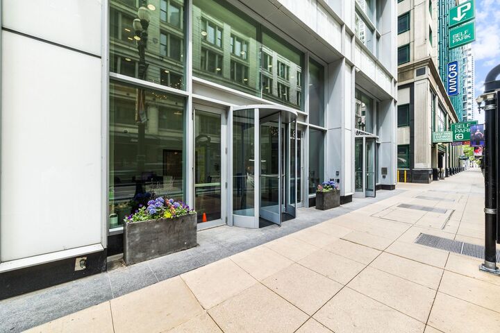Property Photo: 8 E Randolph Street 1803 IL 60601
