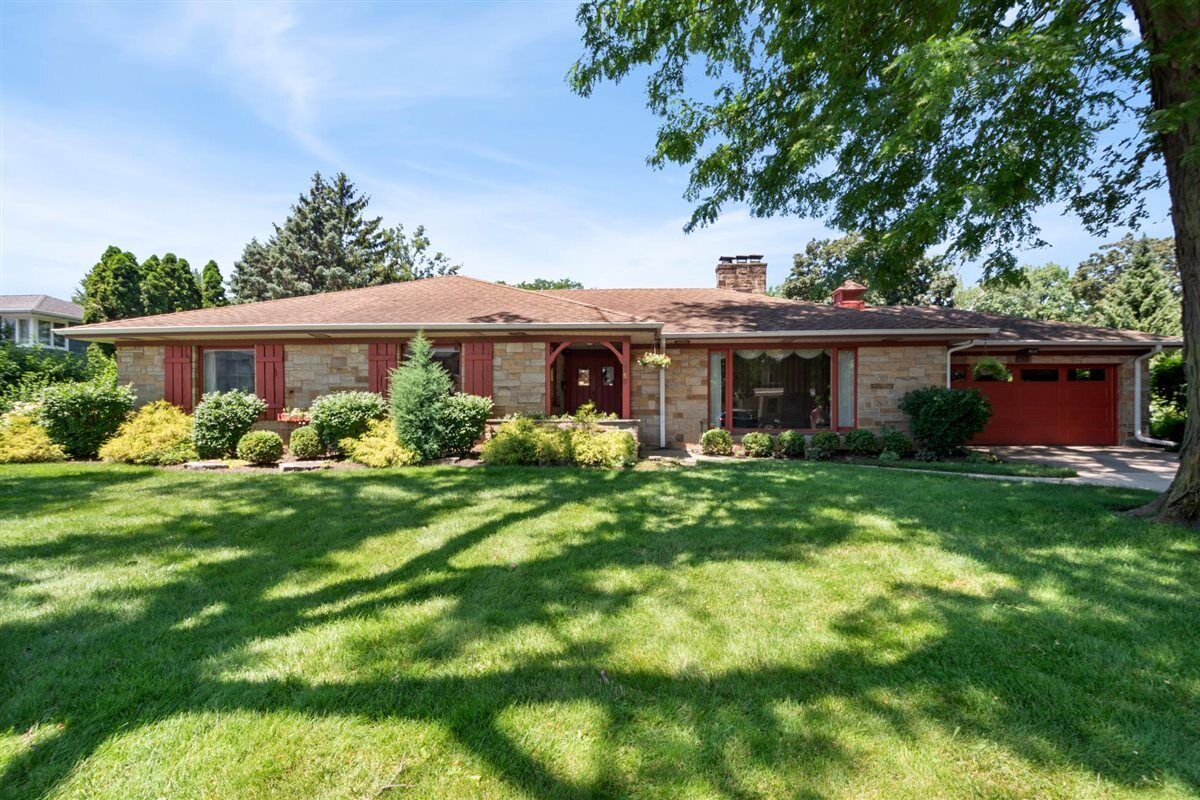 Property Photo: 6650 N Lightfoot Avenue IL 60646