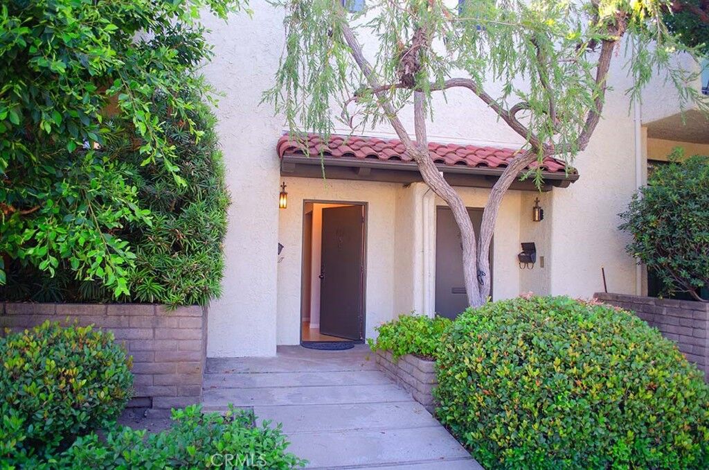 Property Photo:  469 S Catalina Avenue  CA 91106 