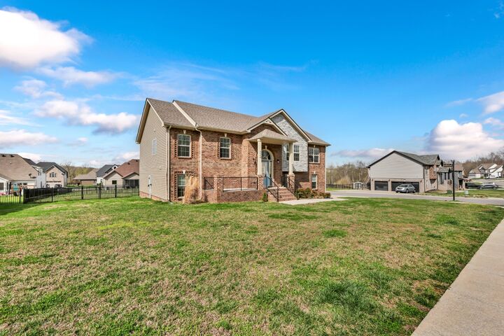 Property Photo: 524 Cresthaven Ln TN 37043