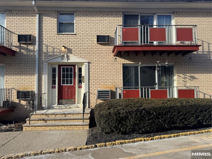 Property Photo:  292 Hoover Avenue 6  NJ 07003 