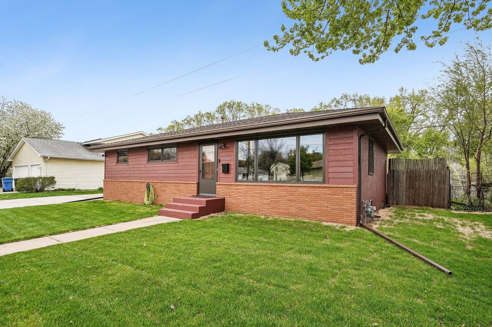 Property Photo:  1208 36 1/2 Avenue NE  MN 55418 