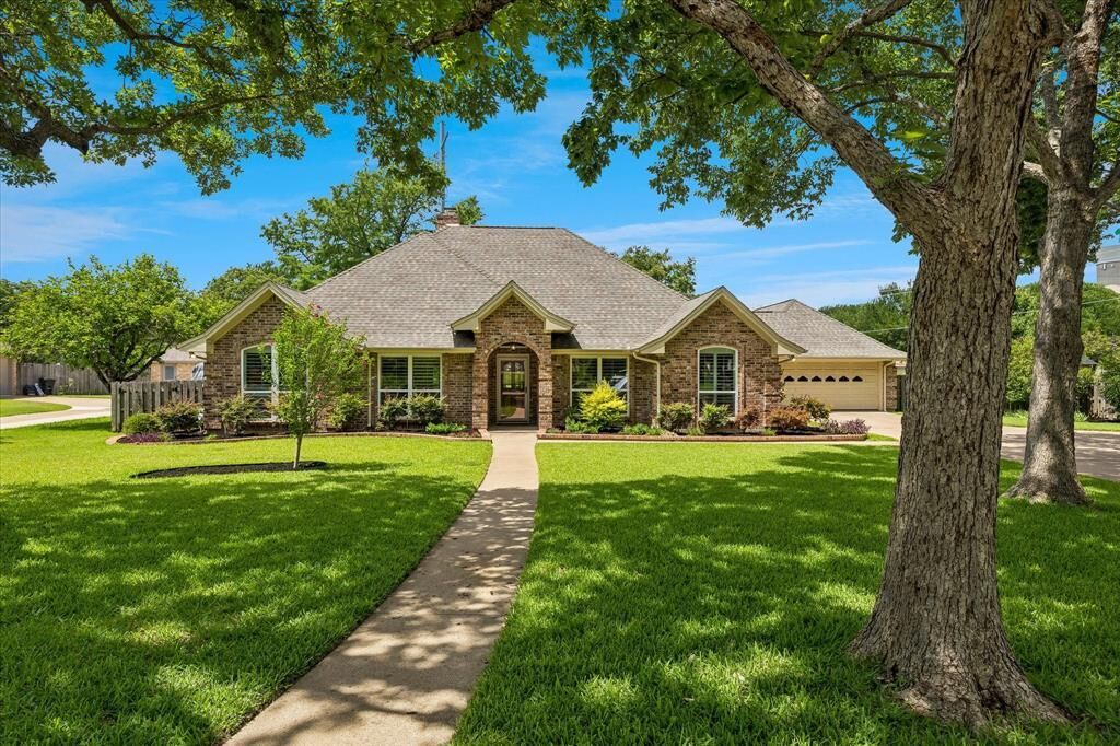 Property Photo: 404 Moonlight Lane TX 76248