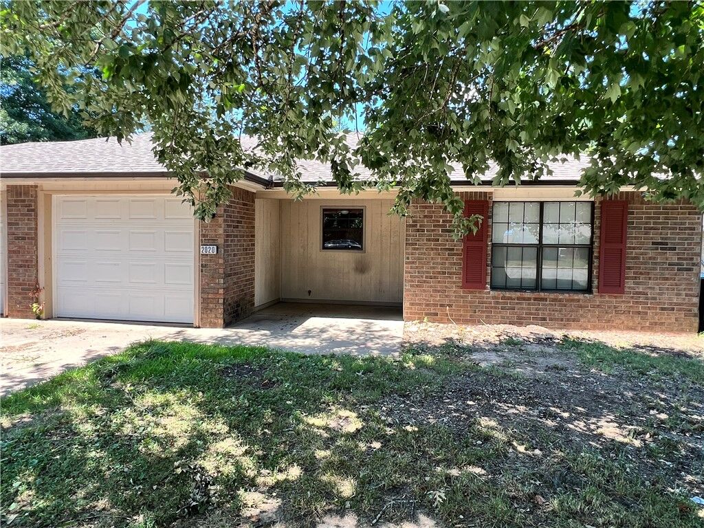 Property Photo:  2020 S F Street  AR 72758 