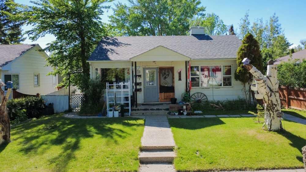 Property Photo:  1118 12B Street S  AB T1K 1S2 