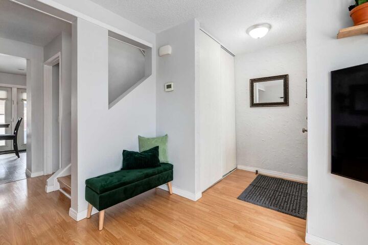 Property Photo:  955 Erin Woods Drive SE  AB T2B 2W4 