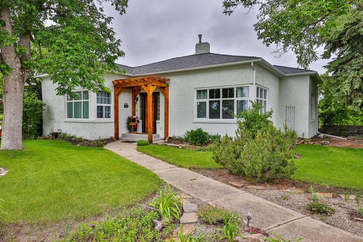 Property Photo: 405 3 Avenue W AB T0K 0K0