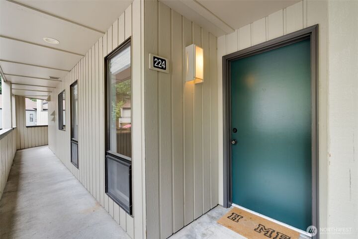 Property Photo: 10819 NE 37th Place 224 WA 98004