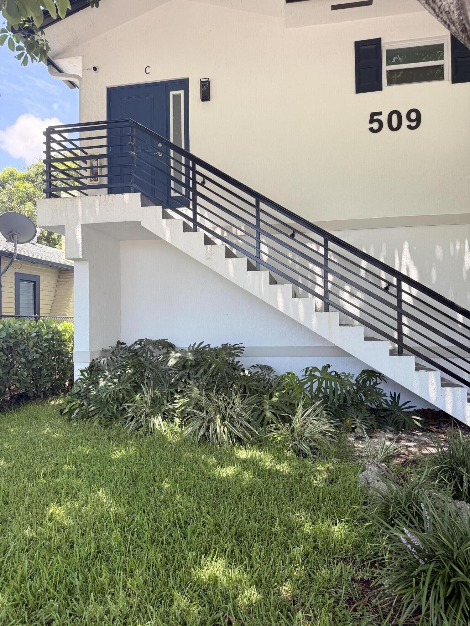 Property Photo:  509 N H Street C  FL 33460 