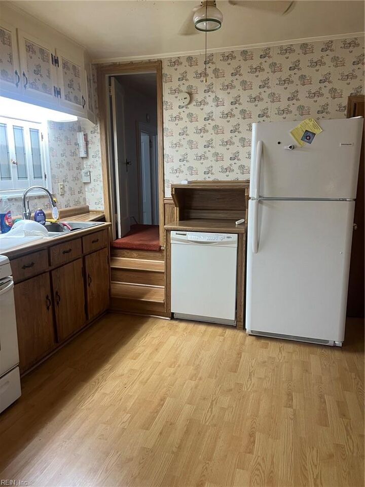 Property Photo:  230 Hampton Roads Ave  VA 23661 