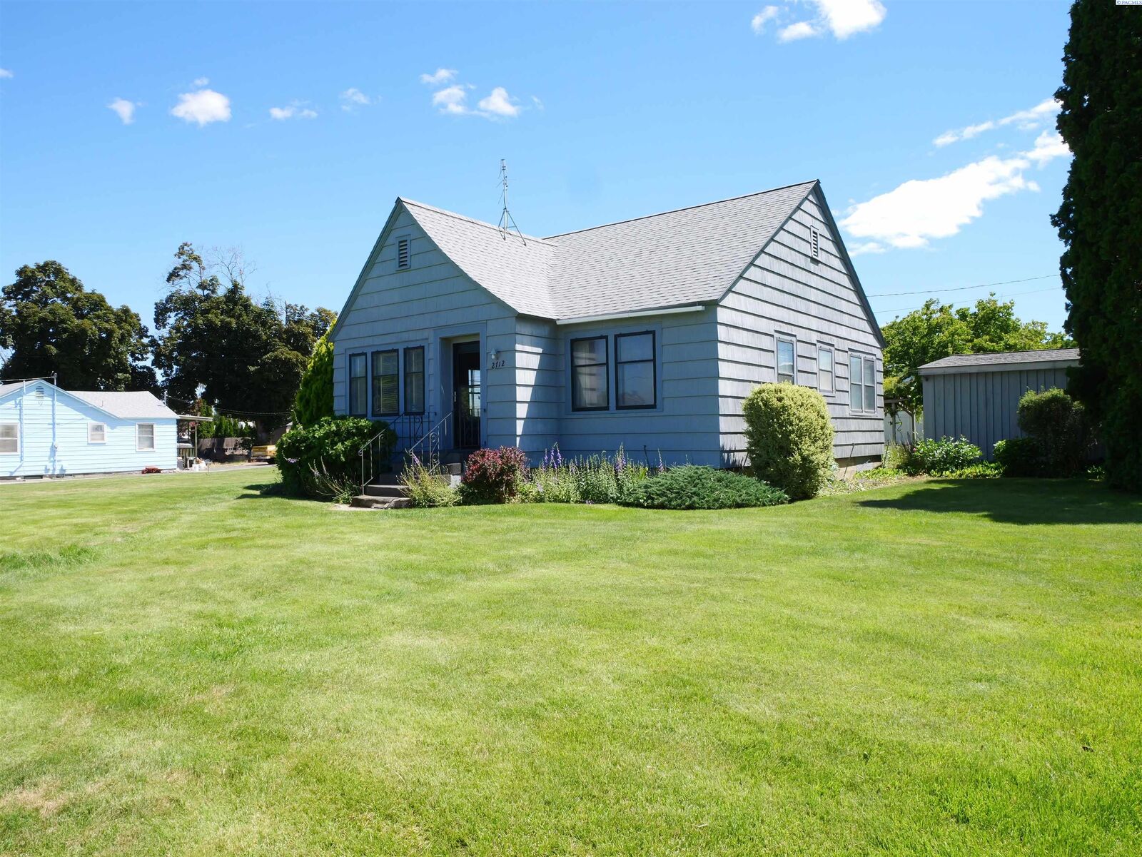 Property Photo: 2712 Clinton Way WA 98902