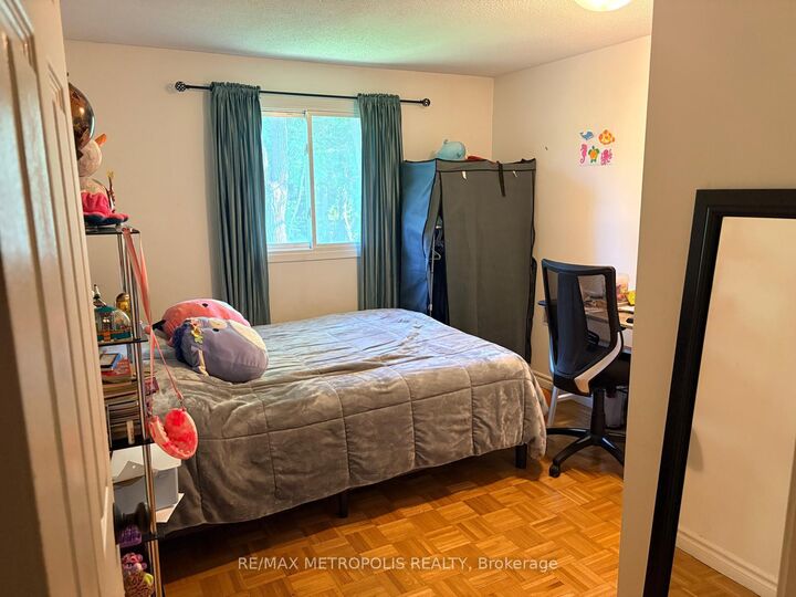 Property Photo: 30 Clarendon Crescent 21 ON N6C 5Y1