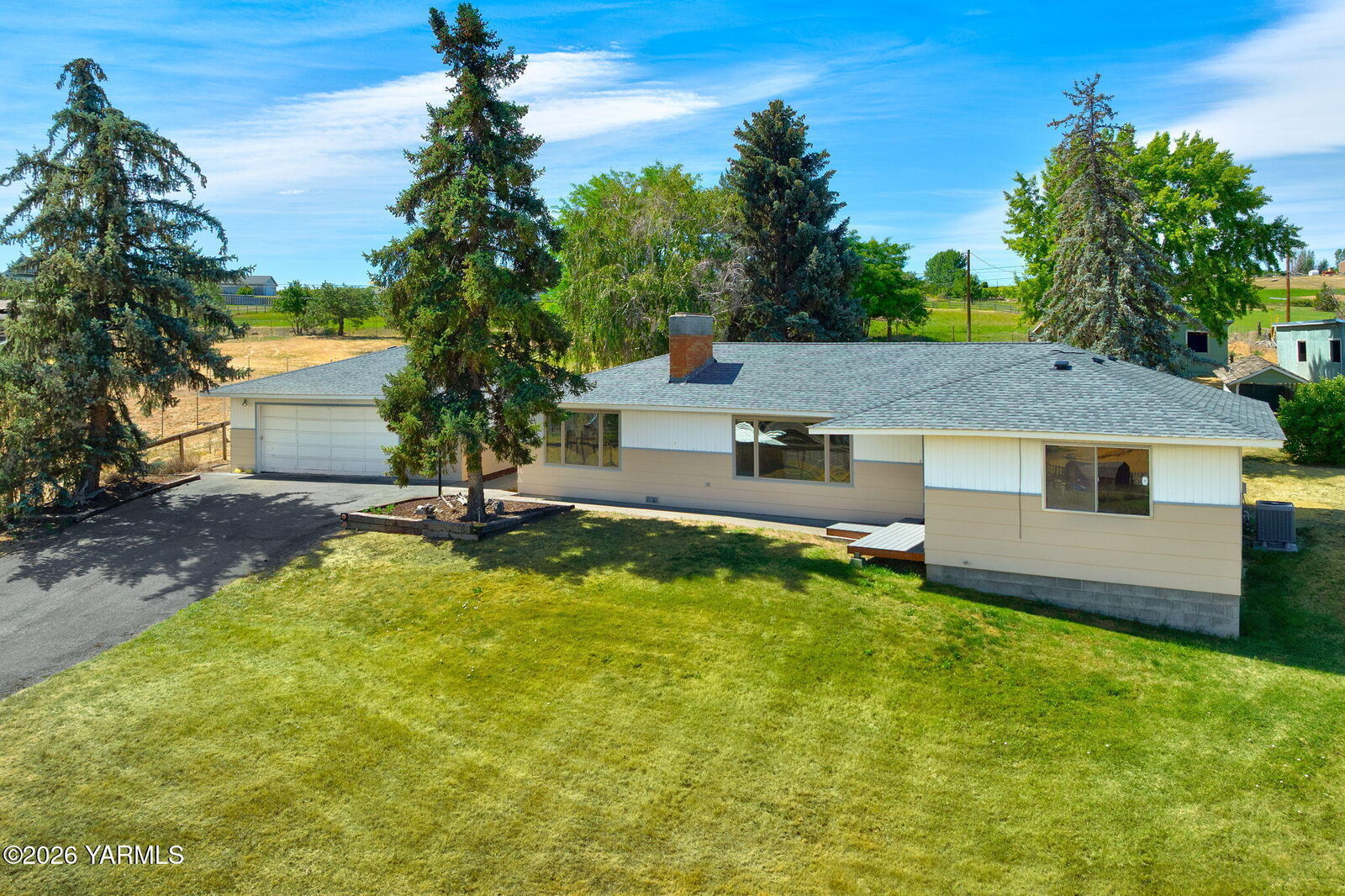 Property Photo:  210 Ranchette Ln  WA 98942 