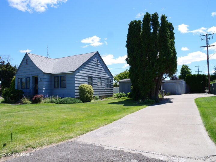 Property Photo: 2712 Clinton Way WA 98902