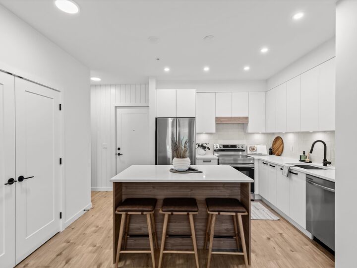 Property Photo: 33920 Best Avenue 105 BC V2V 0L9