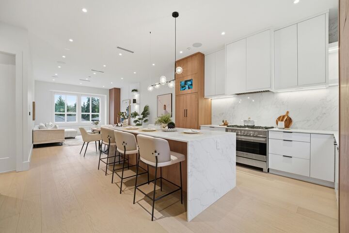 Property Photo: 6070 Elgin Avenue 4 BC V5H 3S4