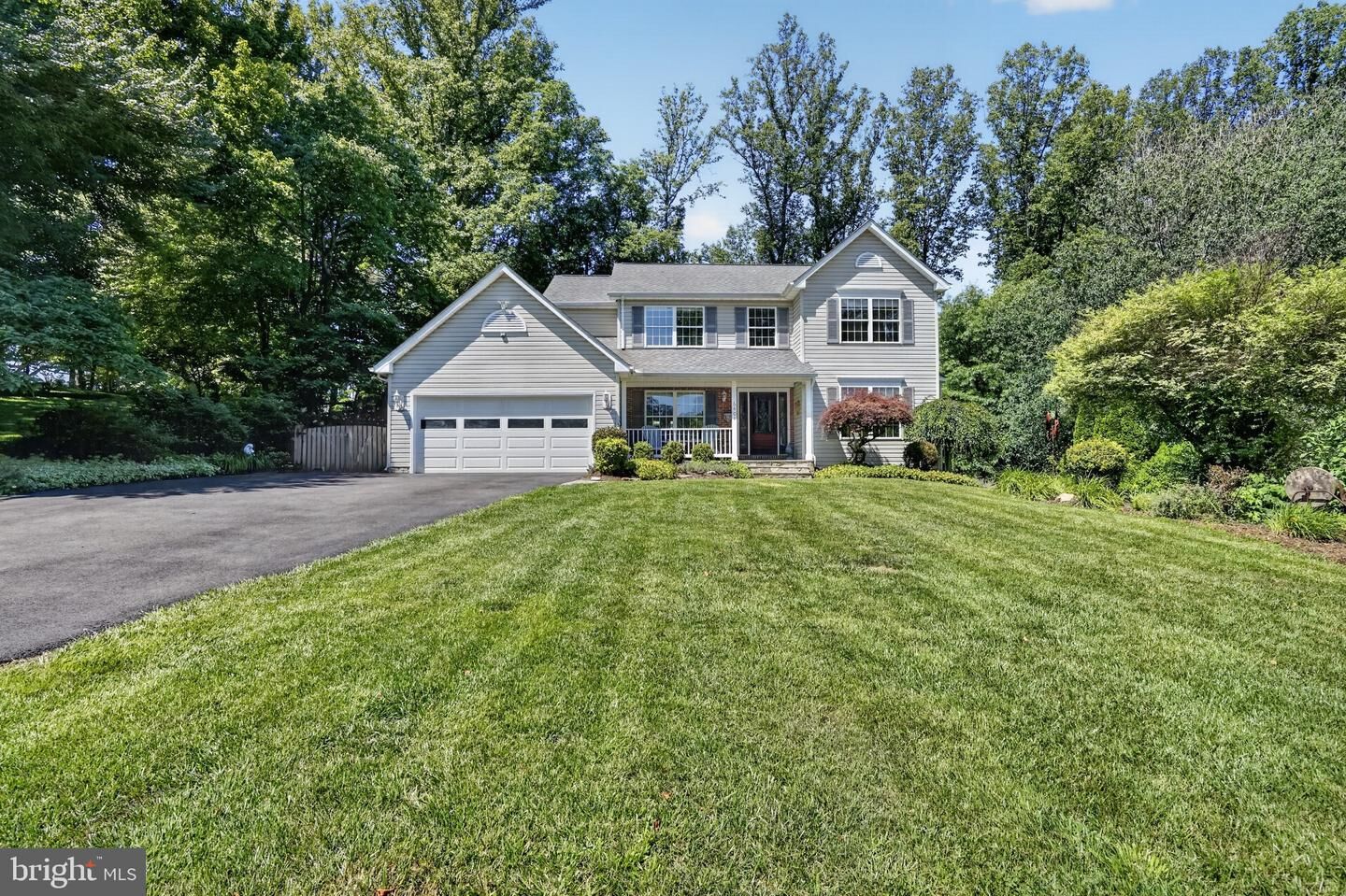 Property Photo: 6404 Cotswold Way VA 20137