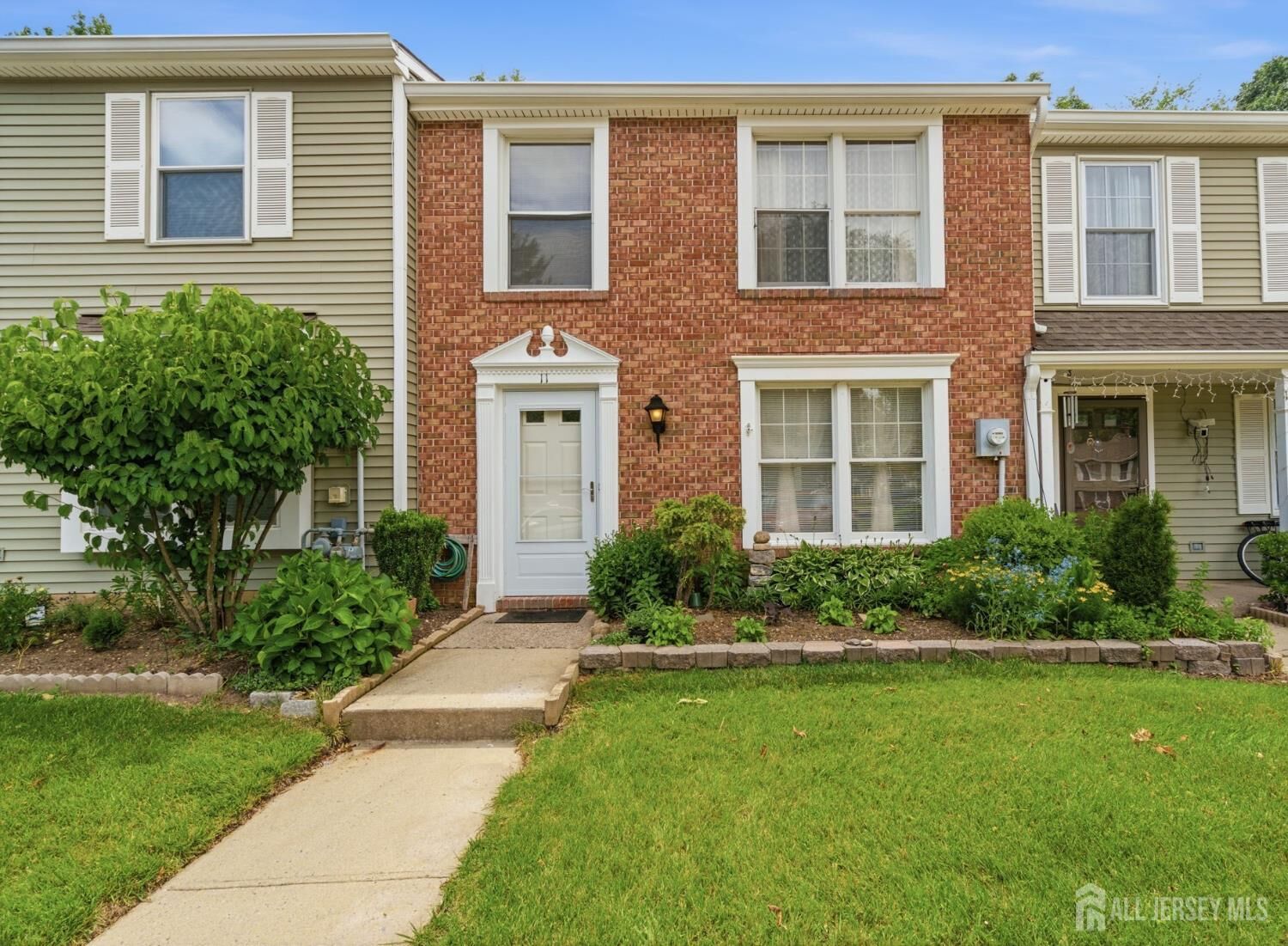 Property Photo:  11 Aspen Court  NJ 08852 