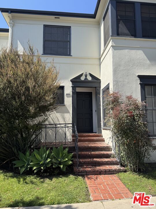 Property Photo:  5717 W 2nd St  CA 90036 