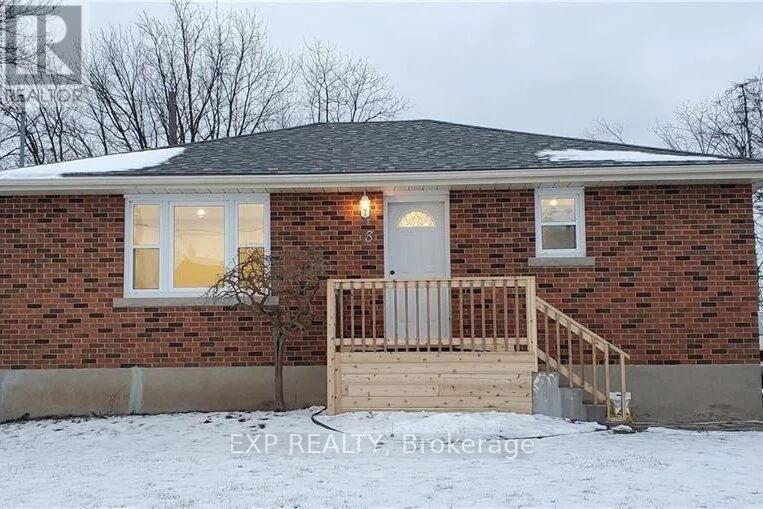 Property Photo:  8 Hillcrest Avenue  ON N3T 2C7 