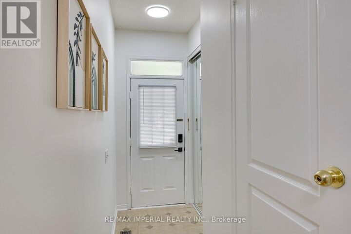 Property Photo:  833 Scollard Court 26  ON L5V 2B4 
